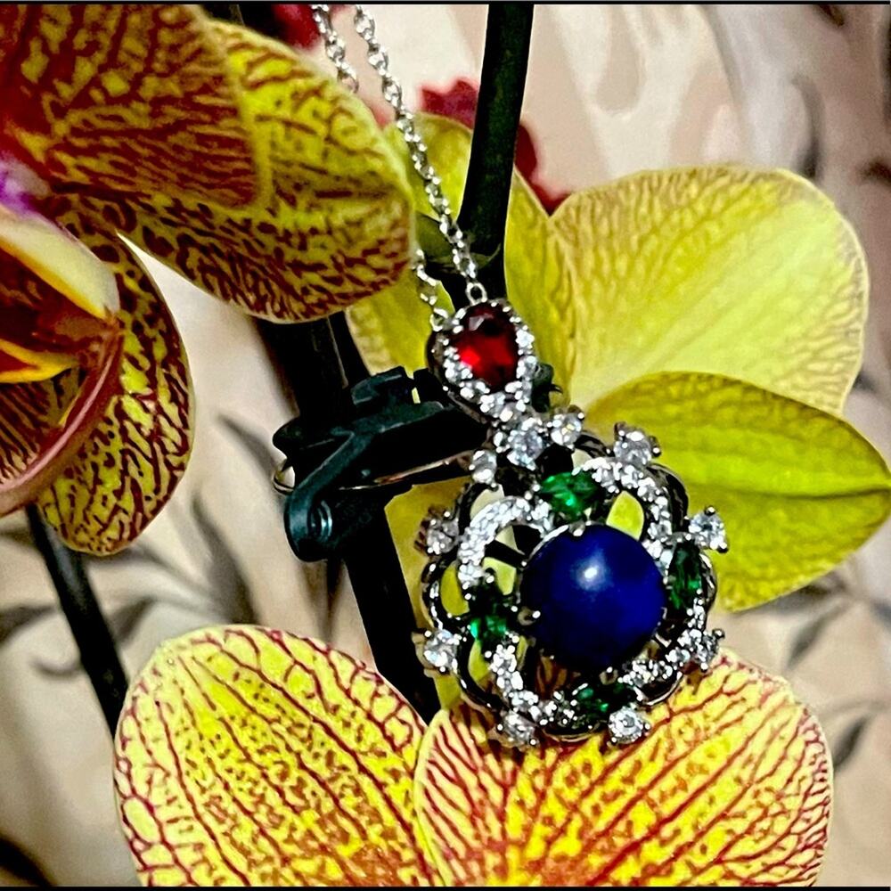 Beautiful Spinner necklace with 20” chain in Silvertone